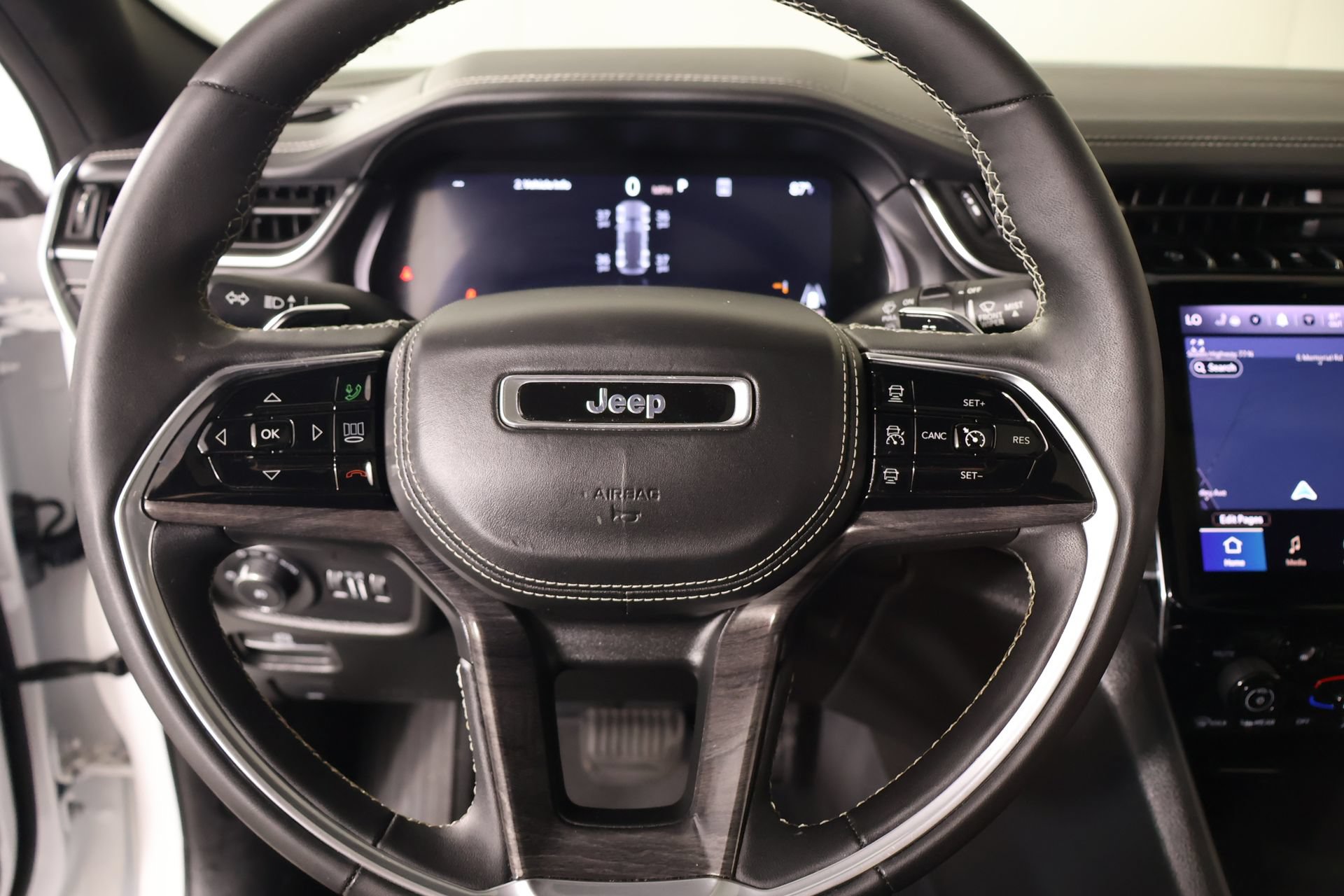 Used 2023 Jeep Grand Cherokee Overland w/ Luxury Tech Group IV AWD/4WD image 3