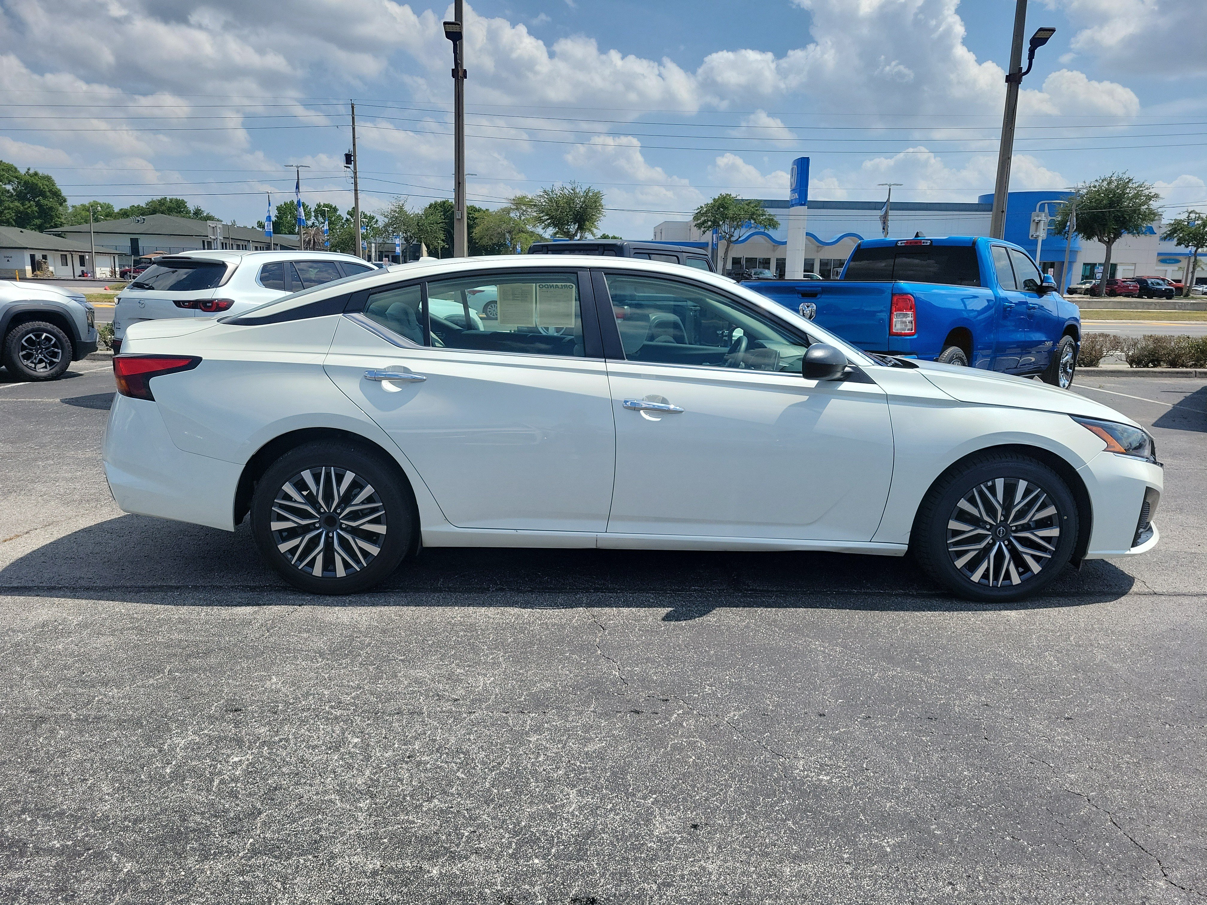 Used 2025 Nissan Altima 2.5 SV FWD image 8