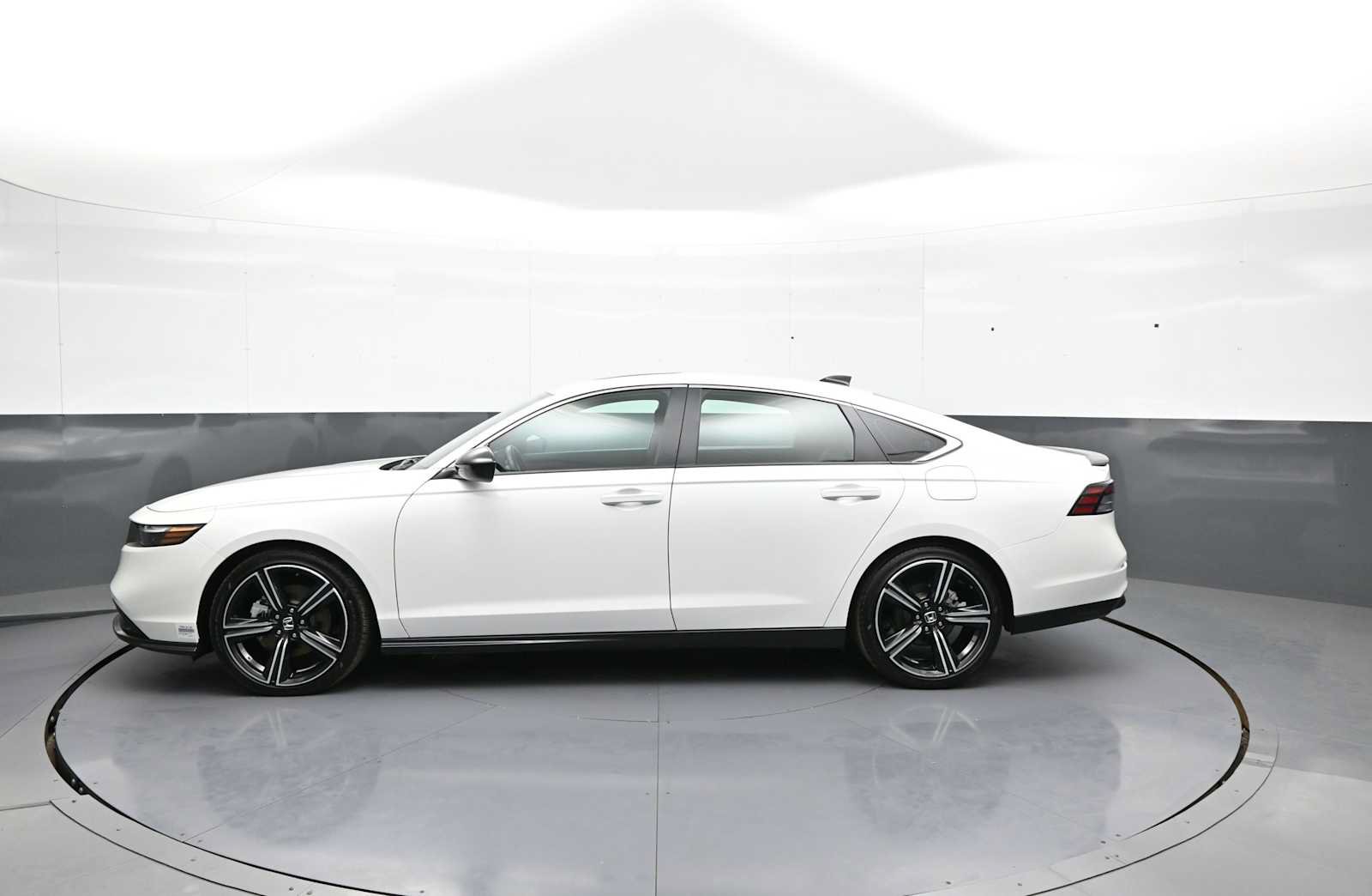 Used 2025 Honda Accord Sport image 9