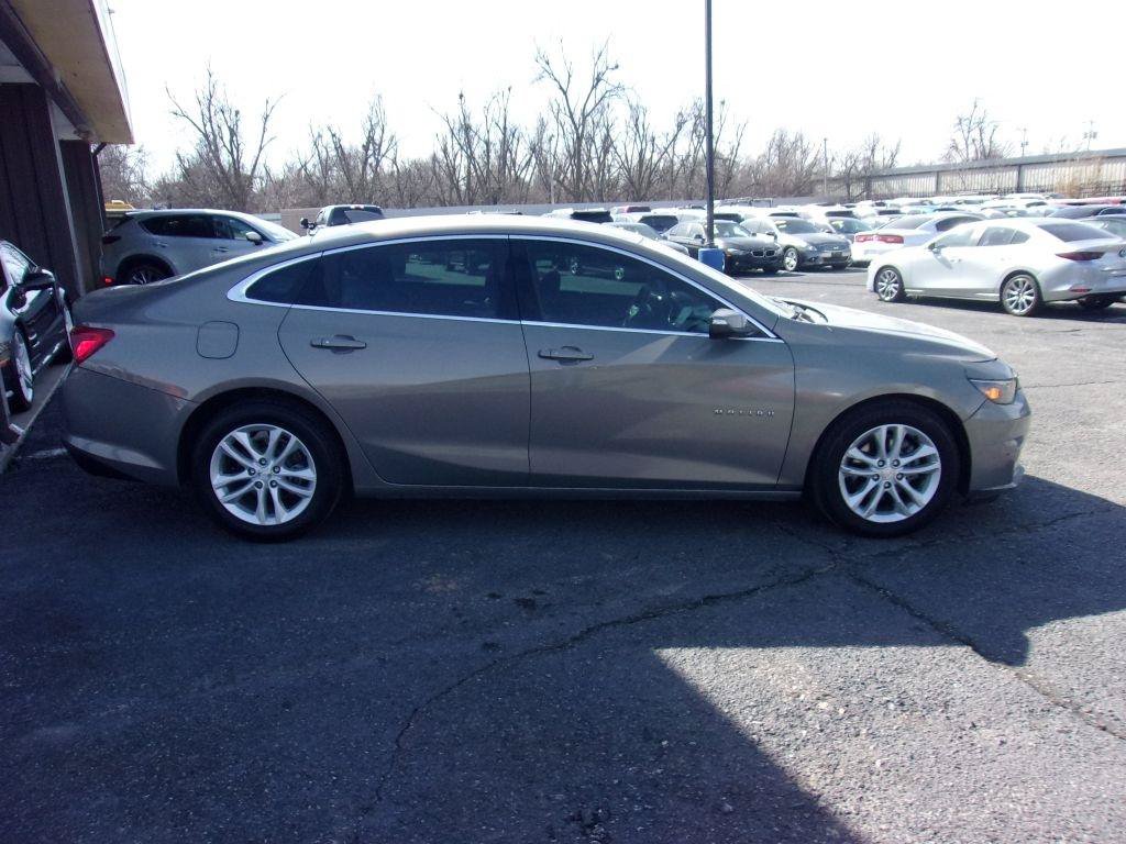 Used 2017 Chevrolet Malibu LT w/ Leather Package FWD image 4