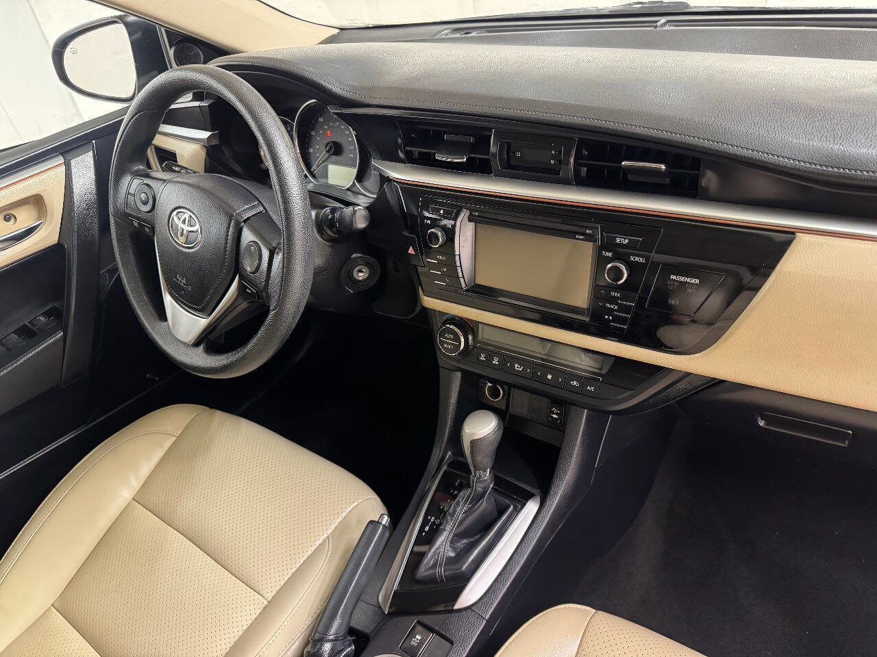 Used 2016 Toyota Corolla LE image 25