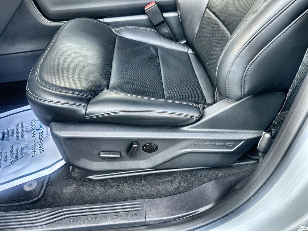 Used 2025 Ford Expedition Platinum image 18