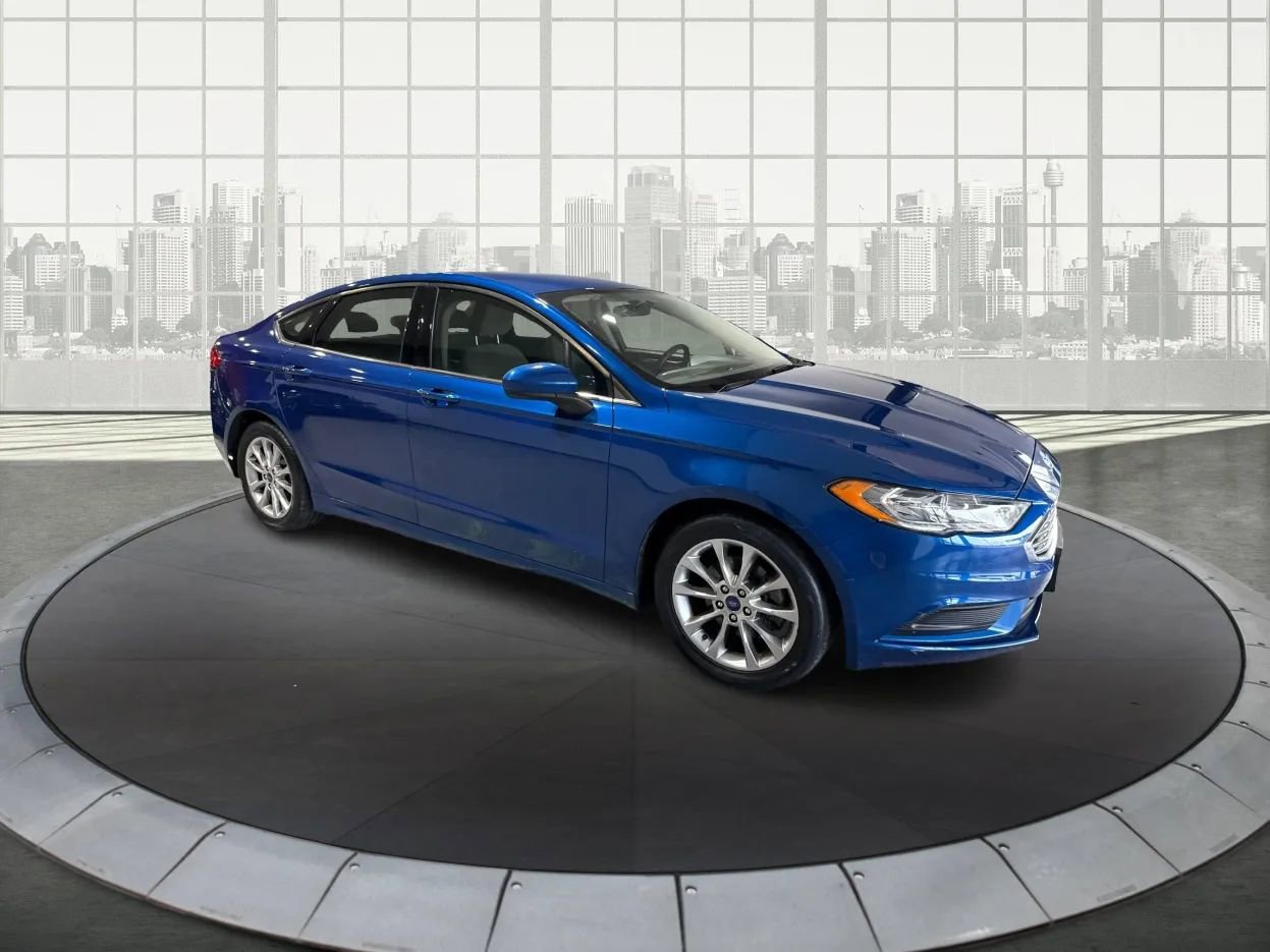 Used 2017 Ford Fusion SE w/ Fusion SE Technology Package image 2
