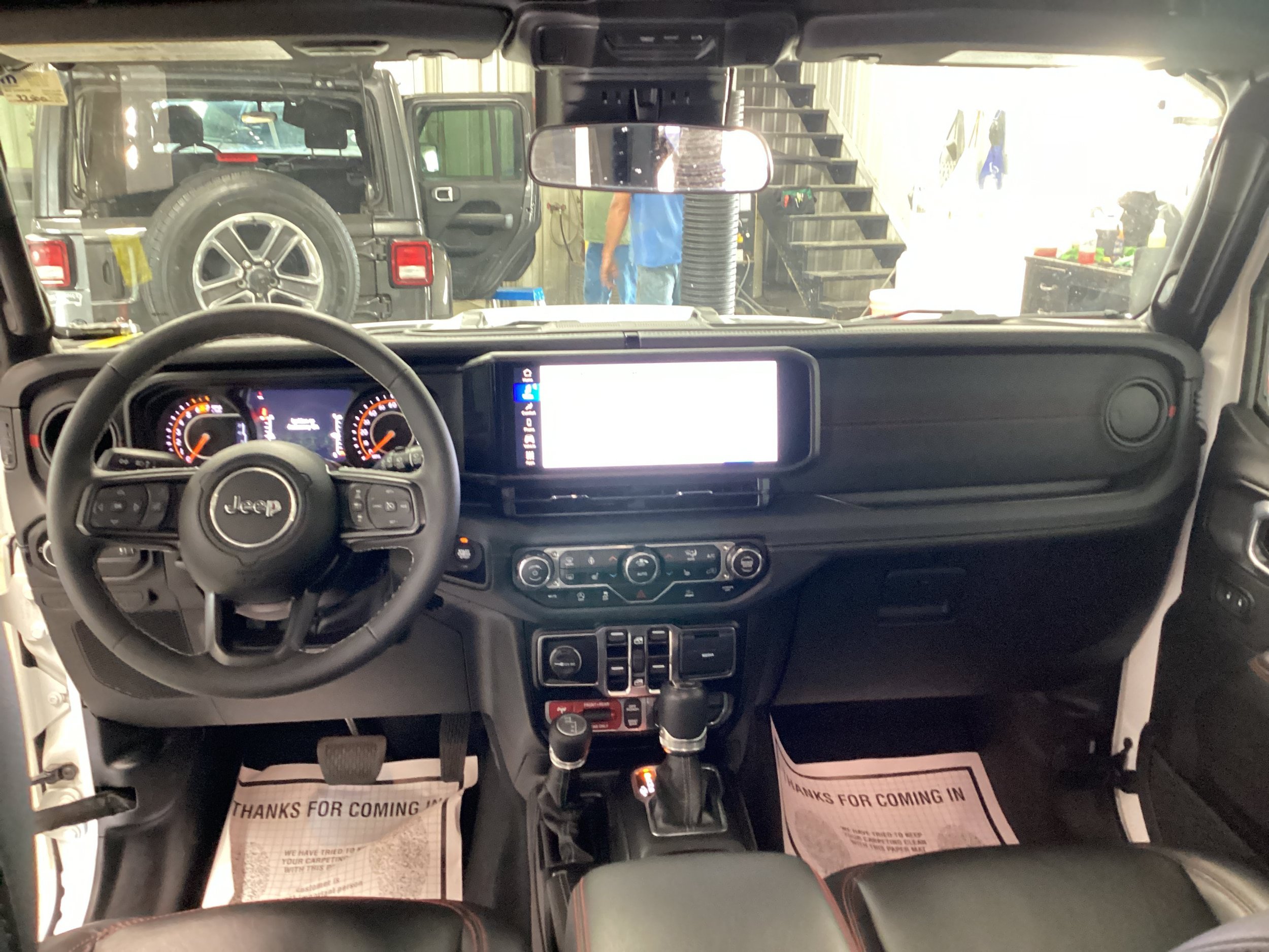 Used 2025 Jeep Wrangler Unlimited Rubicon w/ Convenience Group AWD/4WD image 16