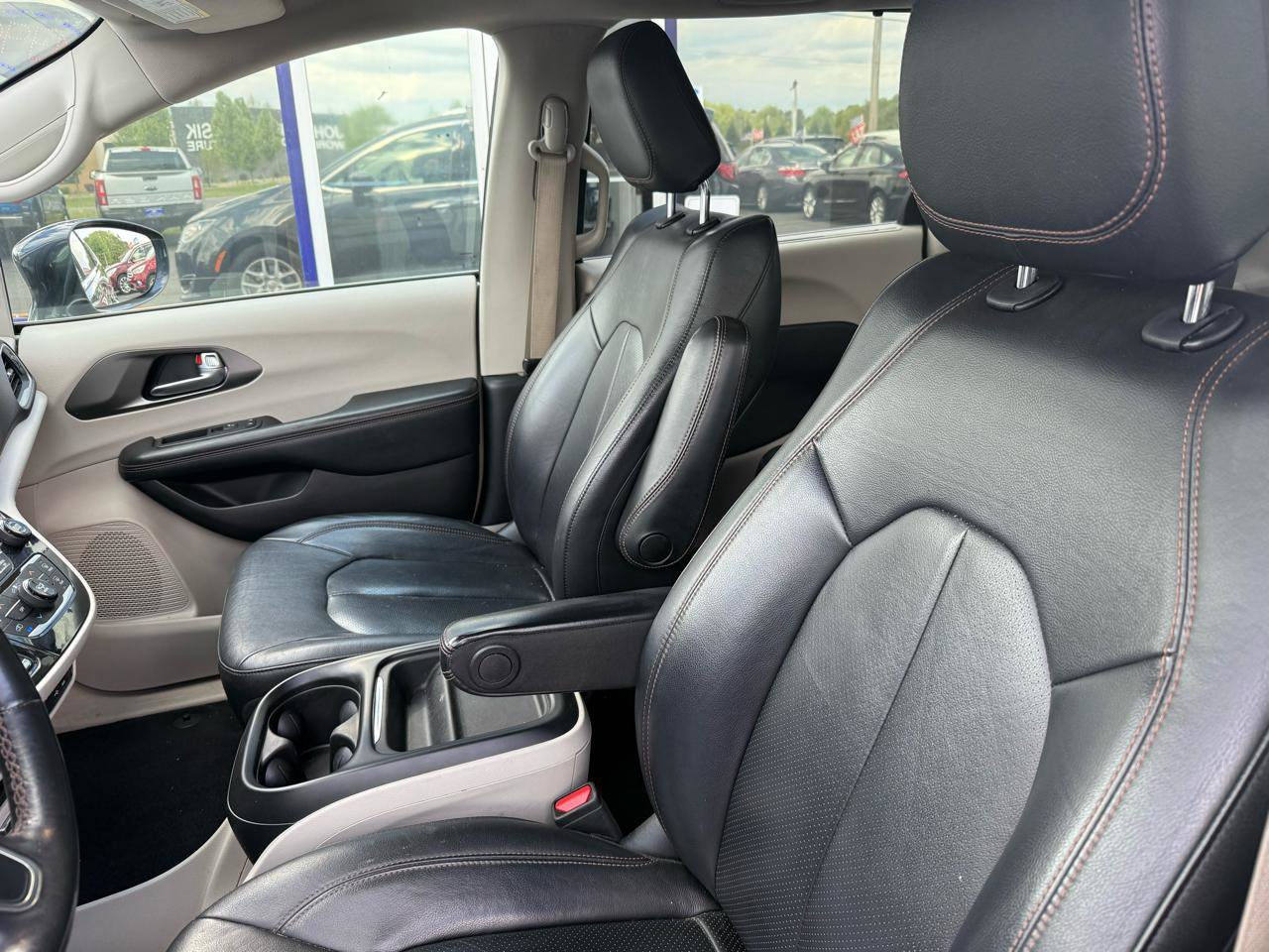 Used 2020 Chrysler Pacifica Touring-L image 12