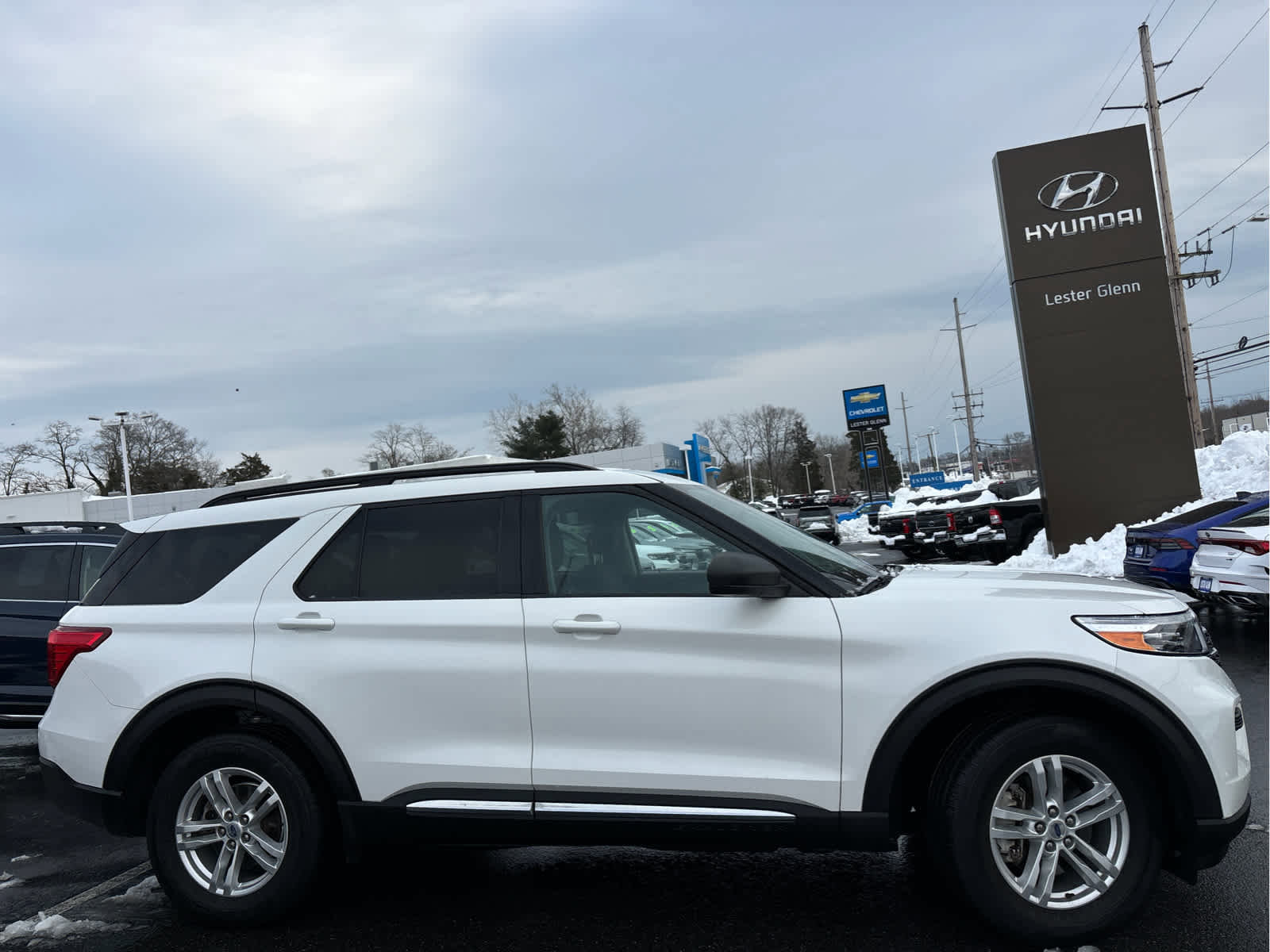 Used 2023 Ford Explorer XLT image 3