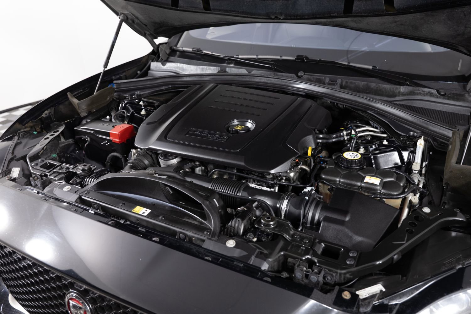 Used 2018 Jaguar F-PACE Premium image 43