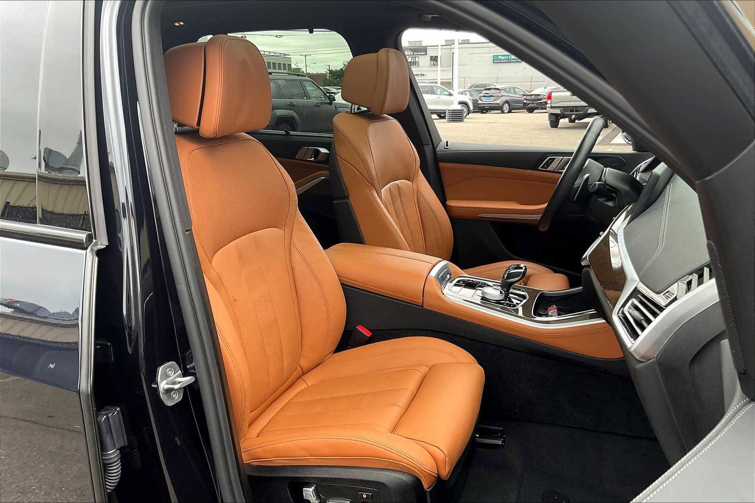 Used 2022 BMW X5 xDrive40i w/ M Sport Package image 11