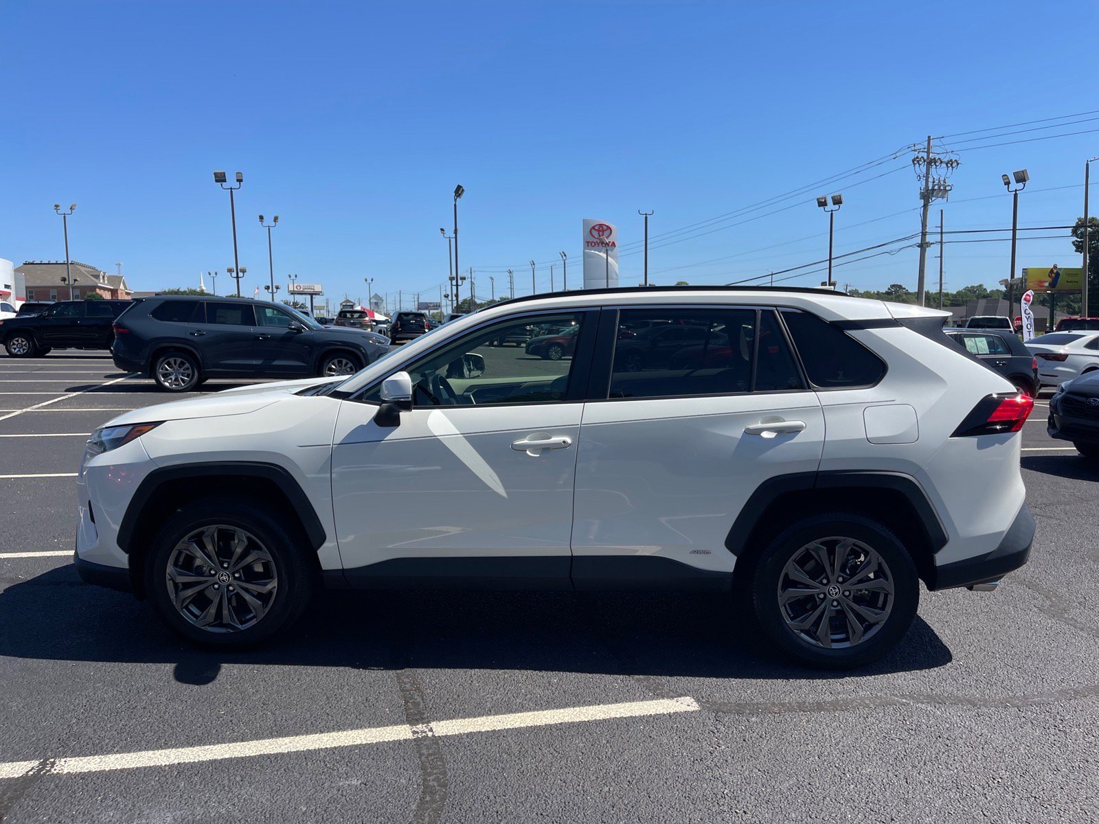 Used 2022 Toyota RAV4 XLE Premium AWD/4WD image 13