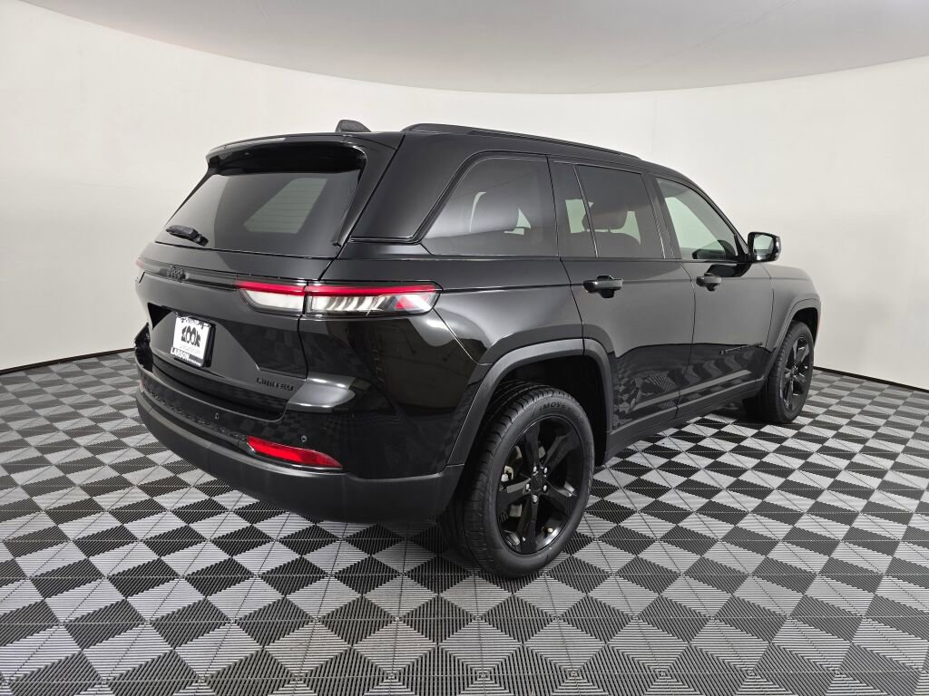 Used 2023 Jeep Grand Cherokee Limited w/ Black Appearance Package image 3