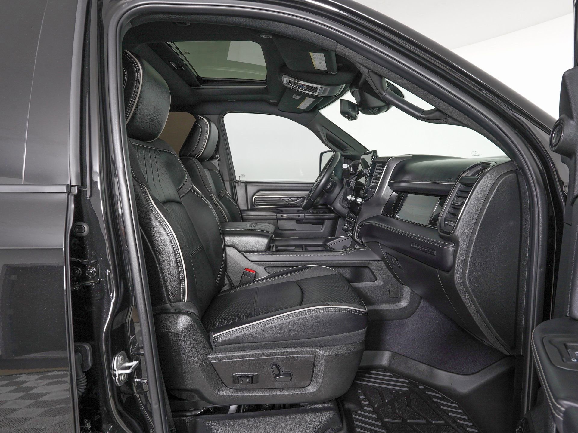 Used 2025 RAM 3500 Limited image 9