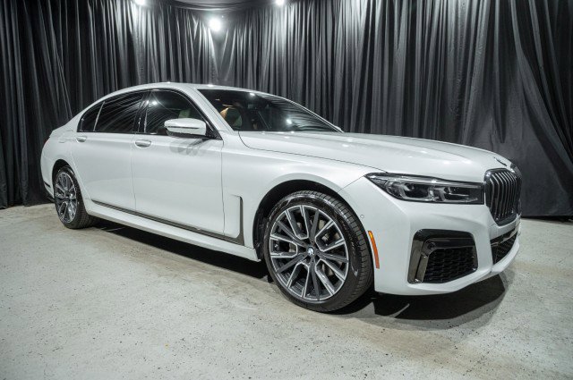 Used 2021 BMW 740i w/ M Sport Package RWD image 3