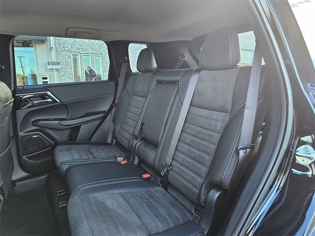 New 2025 Mitsubishi Outlander SE image 13
