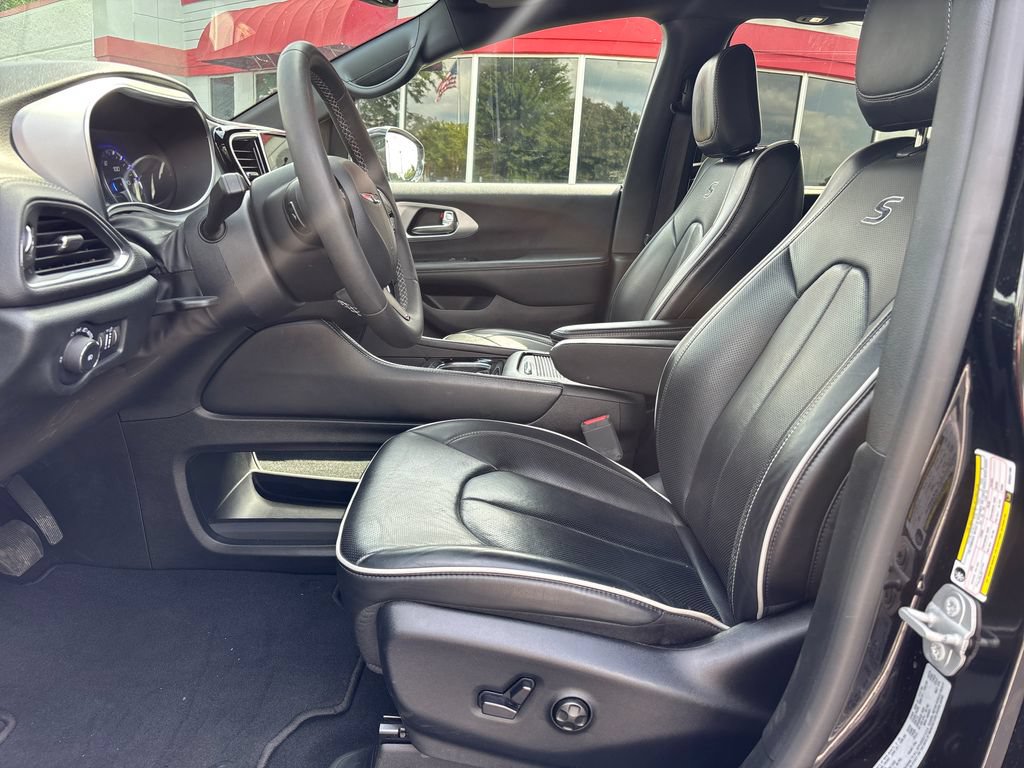Used 2025 Chrysler Pacifica Limited FWD image 16