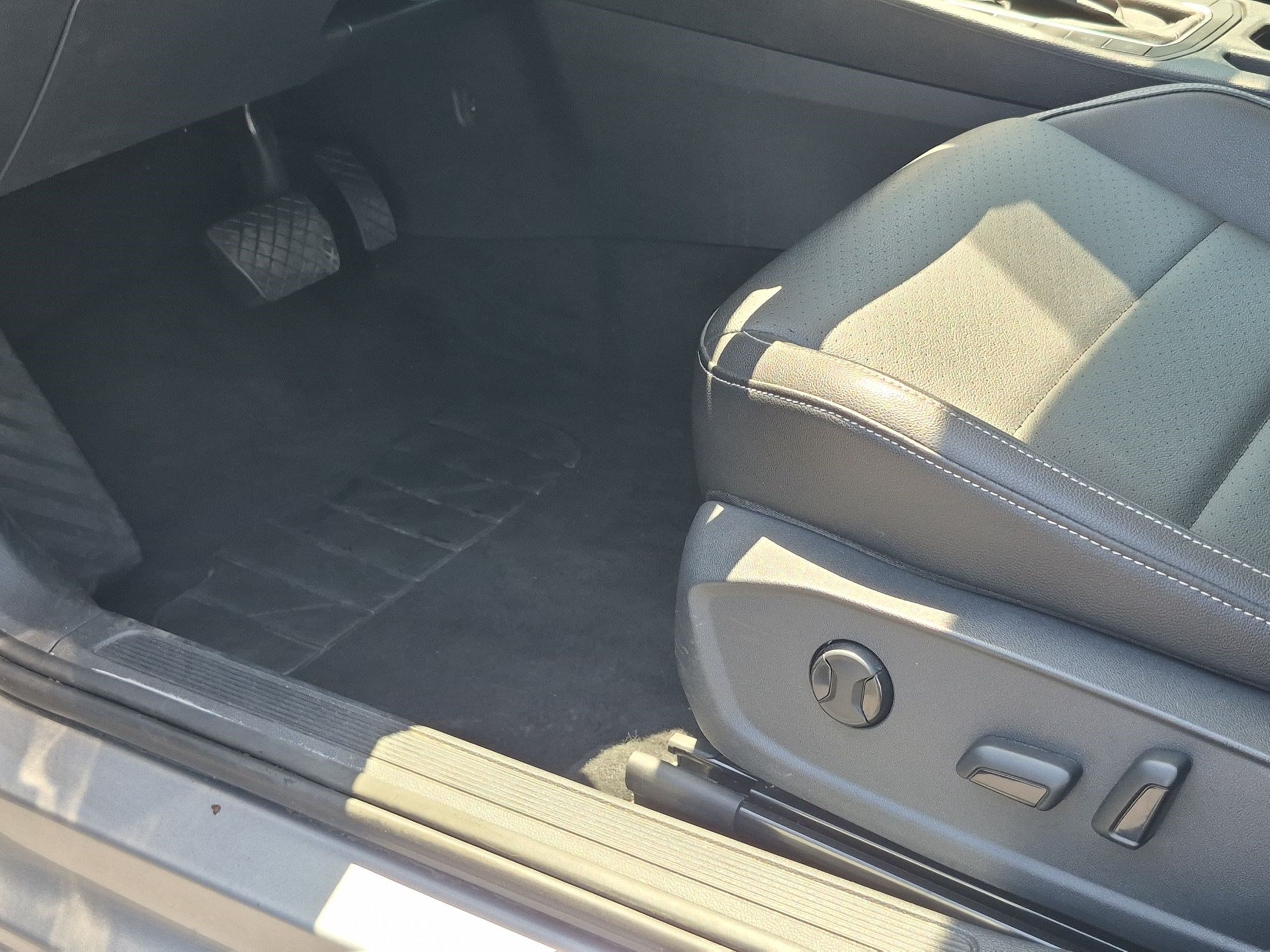Used 2022 Volkswagen Jetta SE w/ Panoramic Sunroof Package FWD image 17