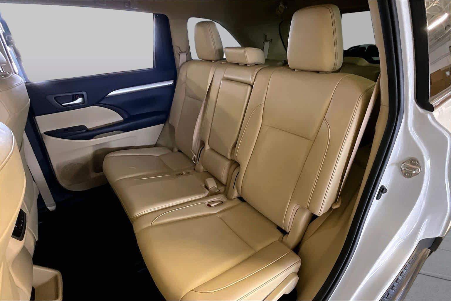 Used 2019 Toyota Highlander XLE FWD image 19