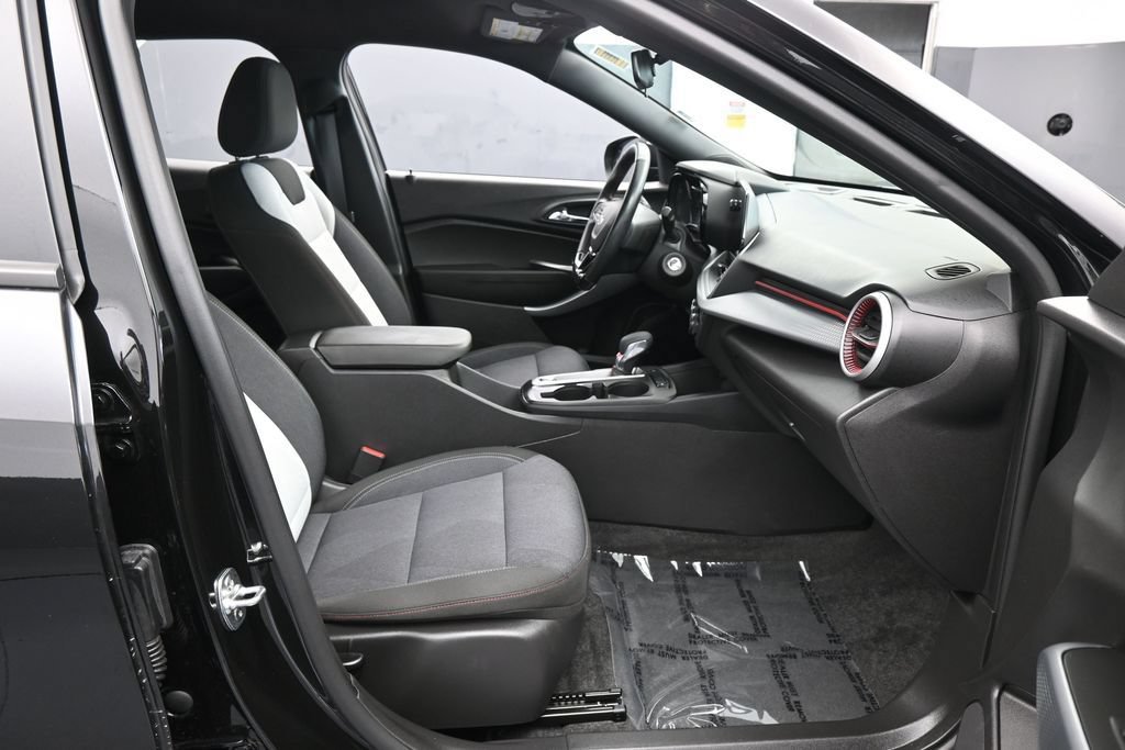 Used 2025 Chevrolet Trax RS w/ Driver Confidence Package FWD image 36