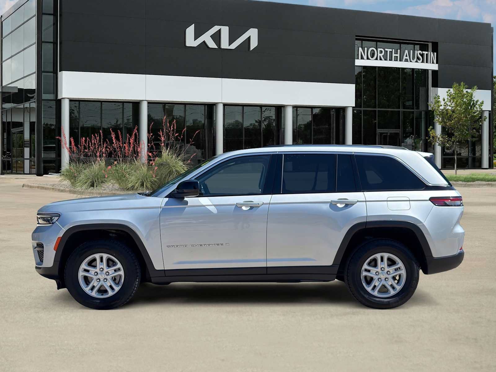 Used 2023 Jeep Grand Cherokee Laredo RWD image 4