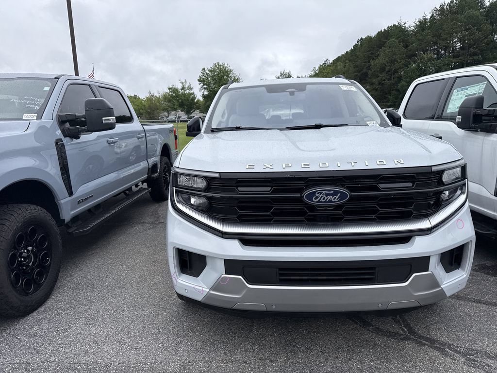Used 2025 Ford Expedition Platinum w/ Driver's Package AWD/4WD image 5