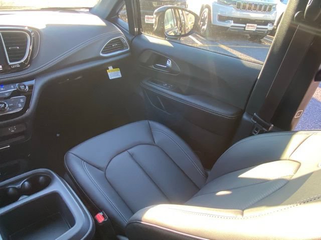 New 2026 Chrysler Pacifica Select w/ S Appearance Package FWD image 37