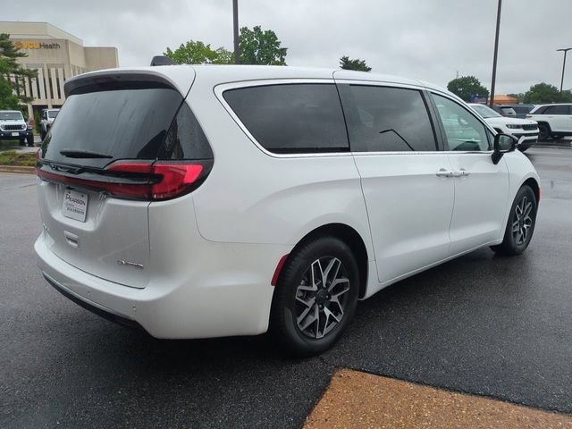 New 2027 Chrysler Pacifica Limited FWD image 4