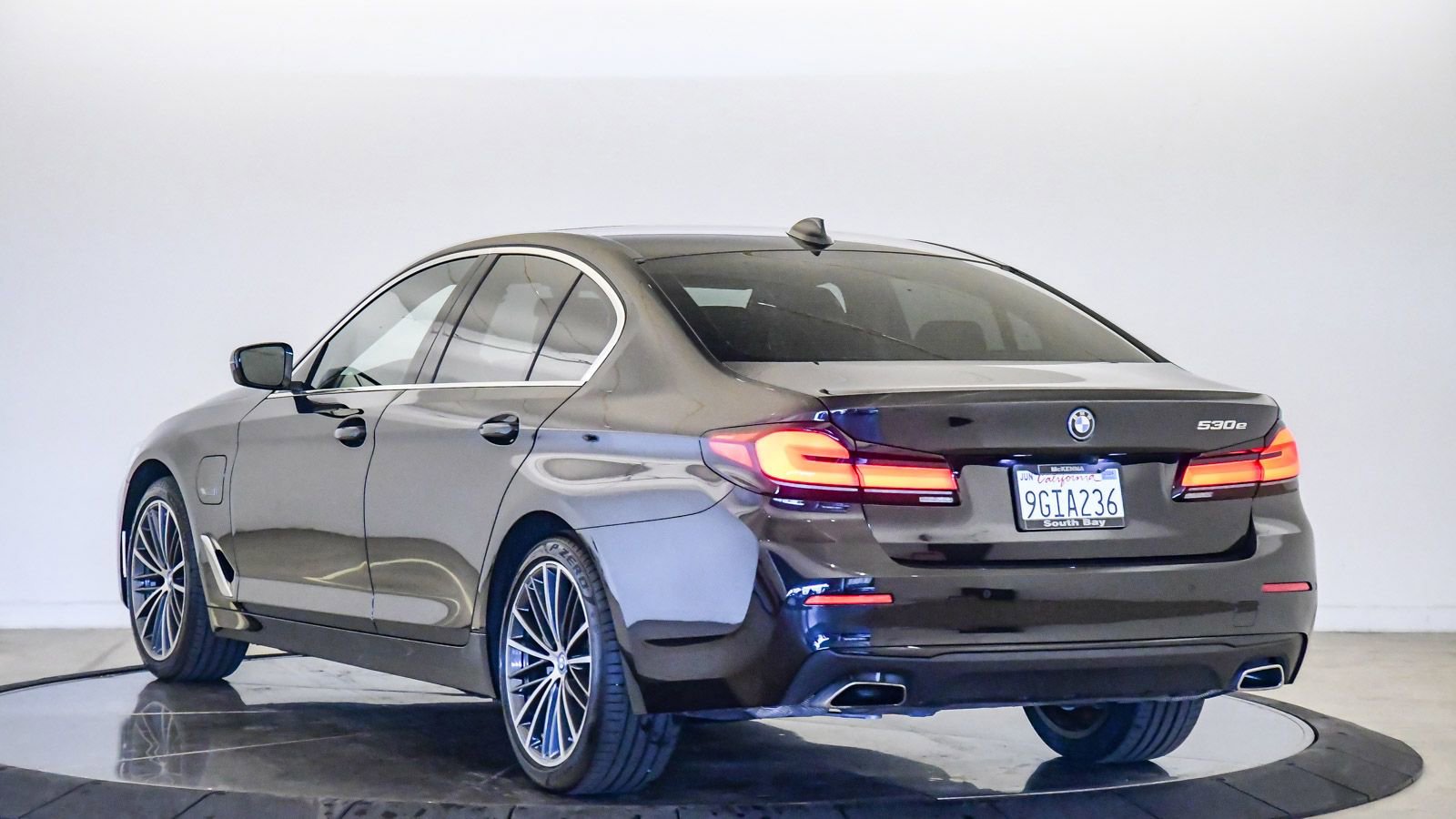 Certified 2023 BMW 530e w/ Premium Package image 2