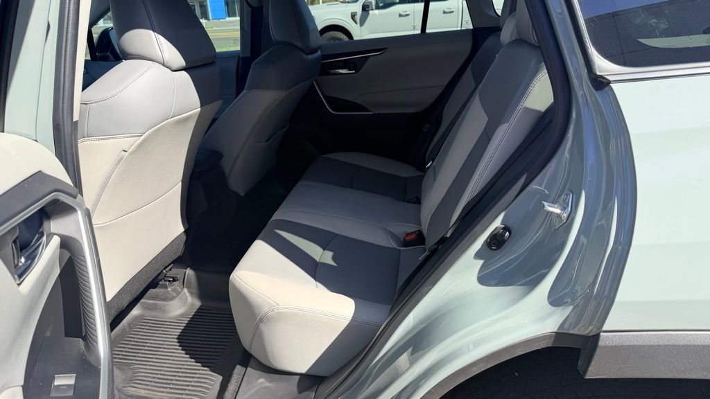 Used 2022 Toyota RAV4 XLE Premium image 14