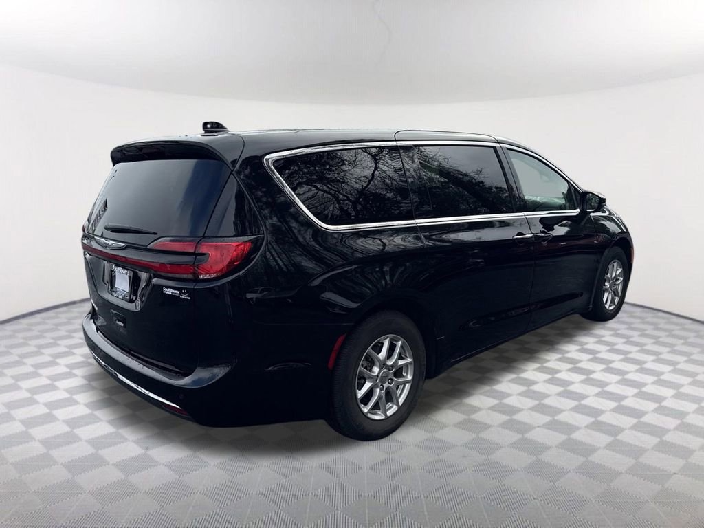 Used 2024 Chrysler Pacifica Touring-L image 5