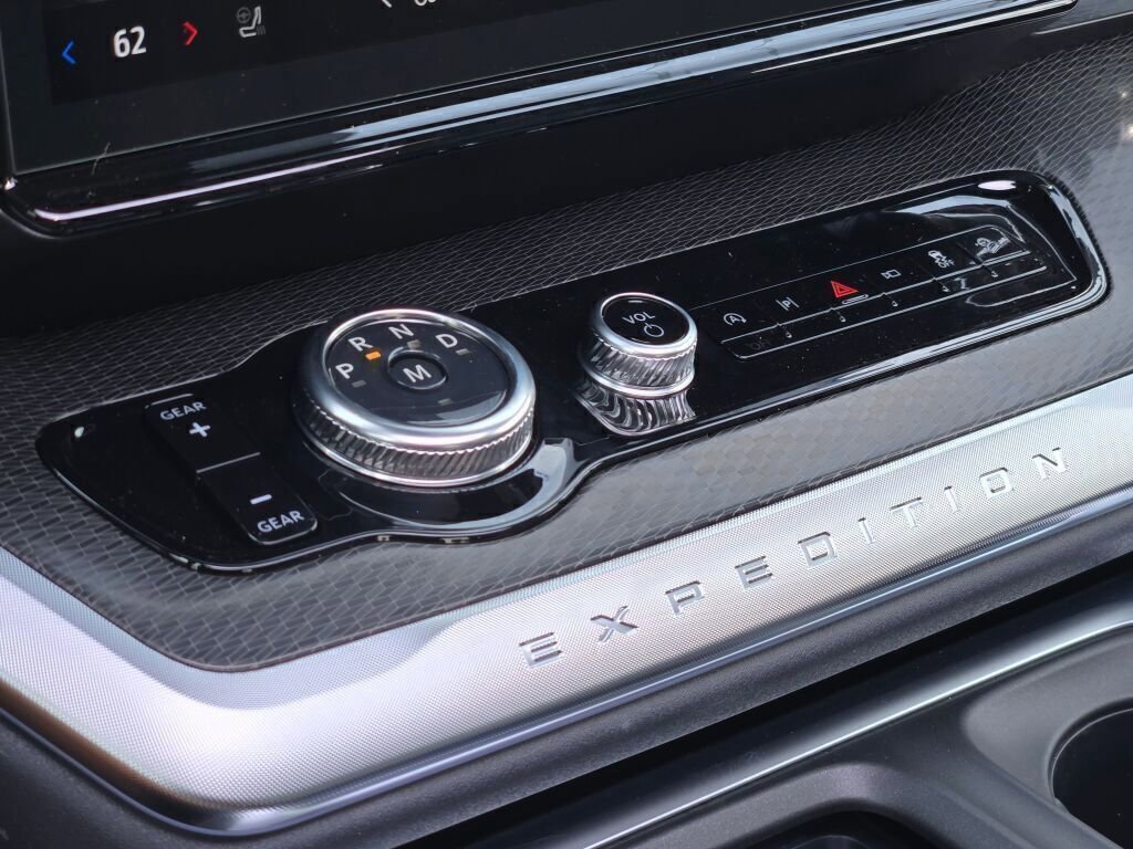 New 2025 Ford Expedition Platinum w/ Stealth Performance Package image 31