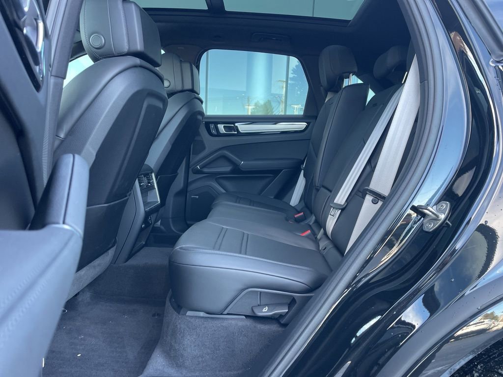 Certified 2023 Porsche Cayenne Platinum Edition image 19