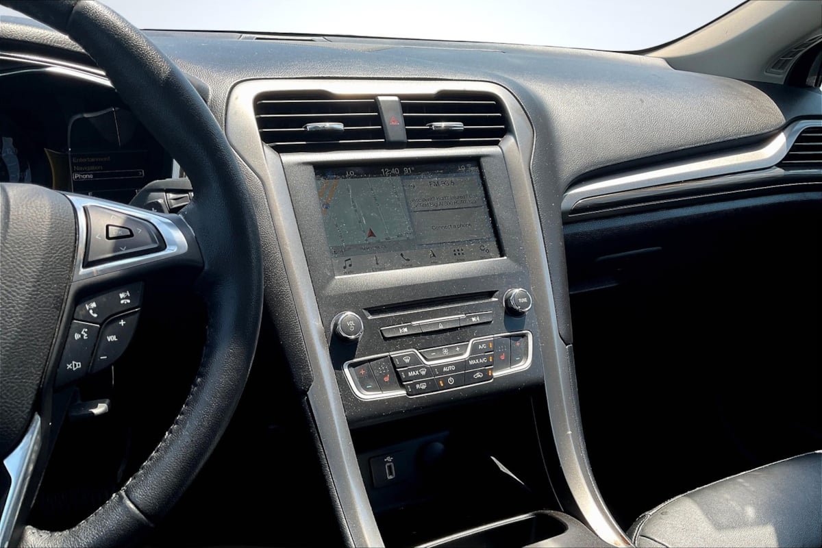 Used 2018 Ford Fusion SE w/ Fusion SE Technology Package FWD image 6