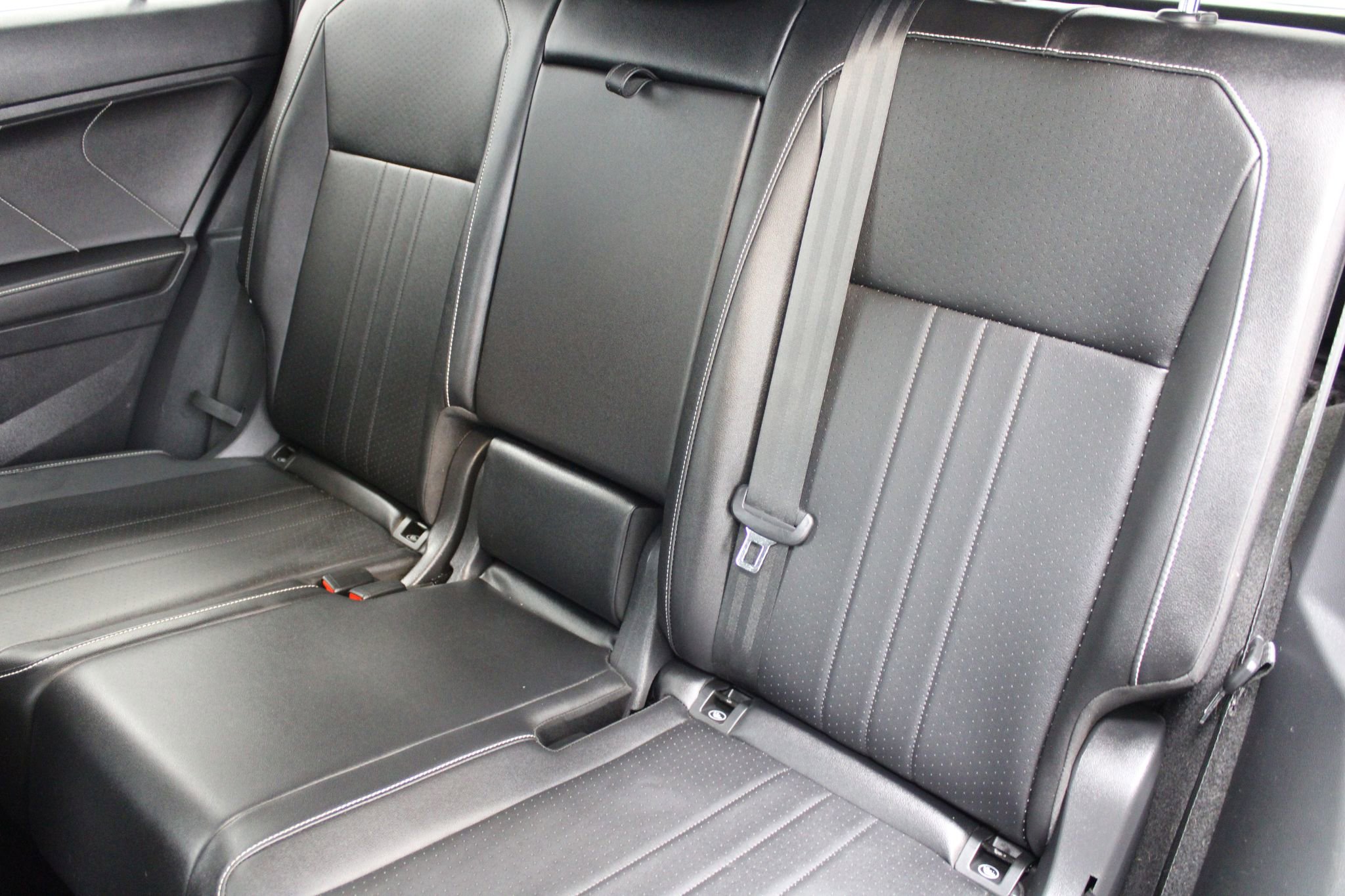 Used 2022 Volkswagen Tiguan SE R-Line image 16