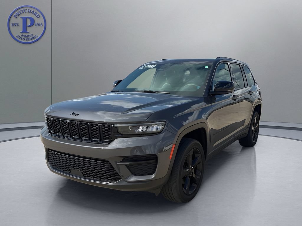 Used 2023 Jeep Grand Cherokee Altitude AWD/4WD image 3