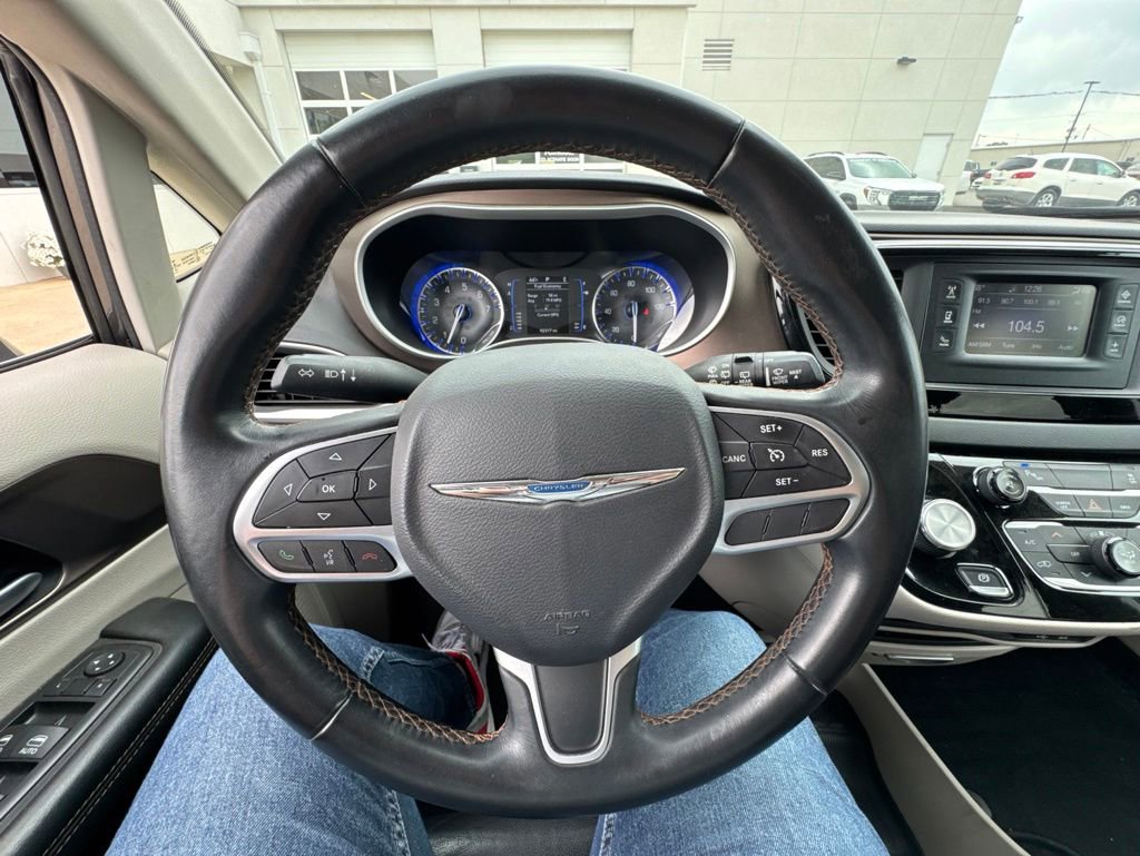 Used 2017 Chrysler Pacifica Touring-L FWD image 12
