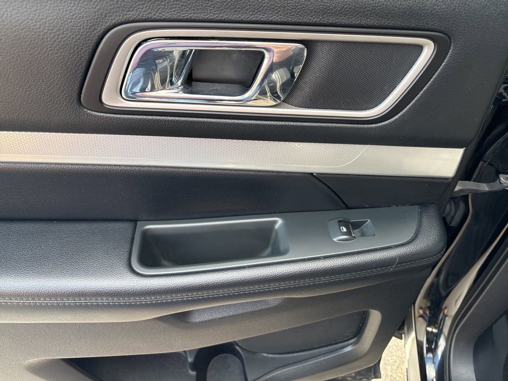Used 2017 Ford Explorer XLT FWD image 30