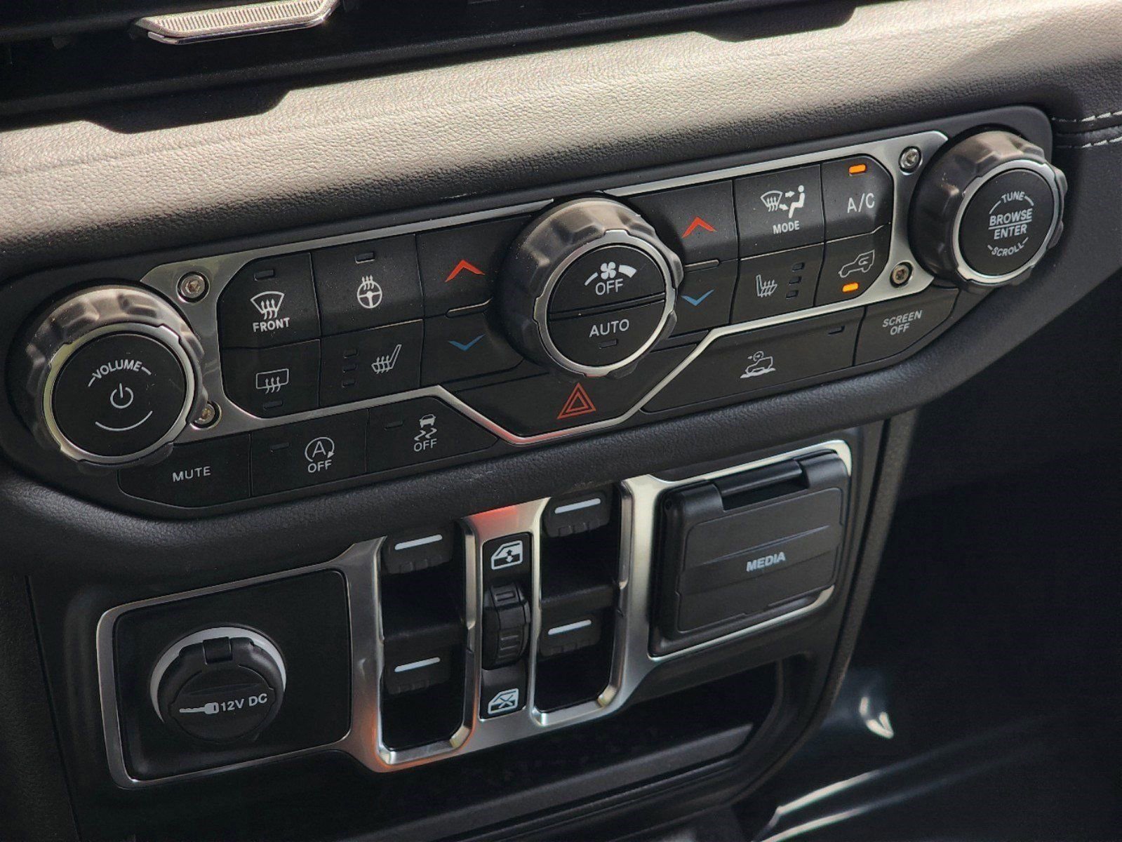 Used 2024 Jeep Wrangler Sahara image 11