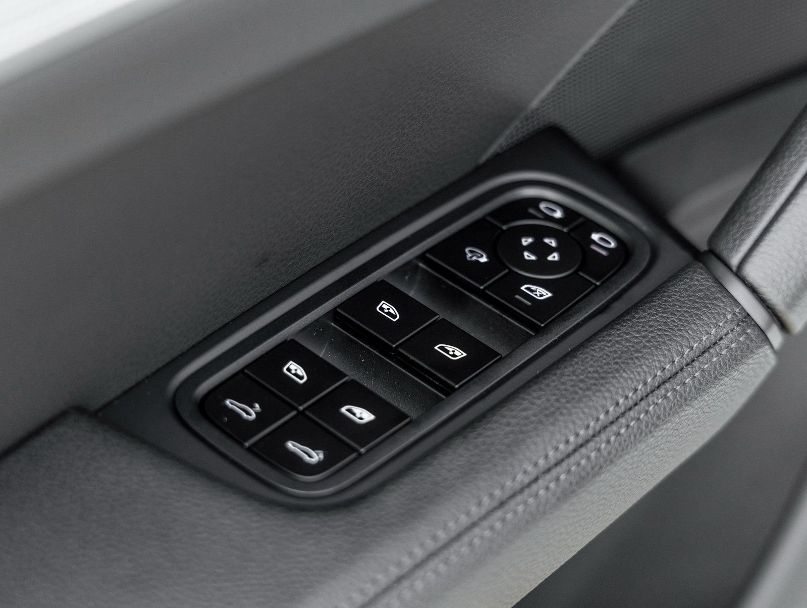 Certified 2025 Porsche Cayenne image 21