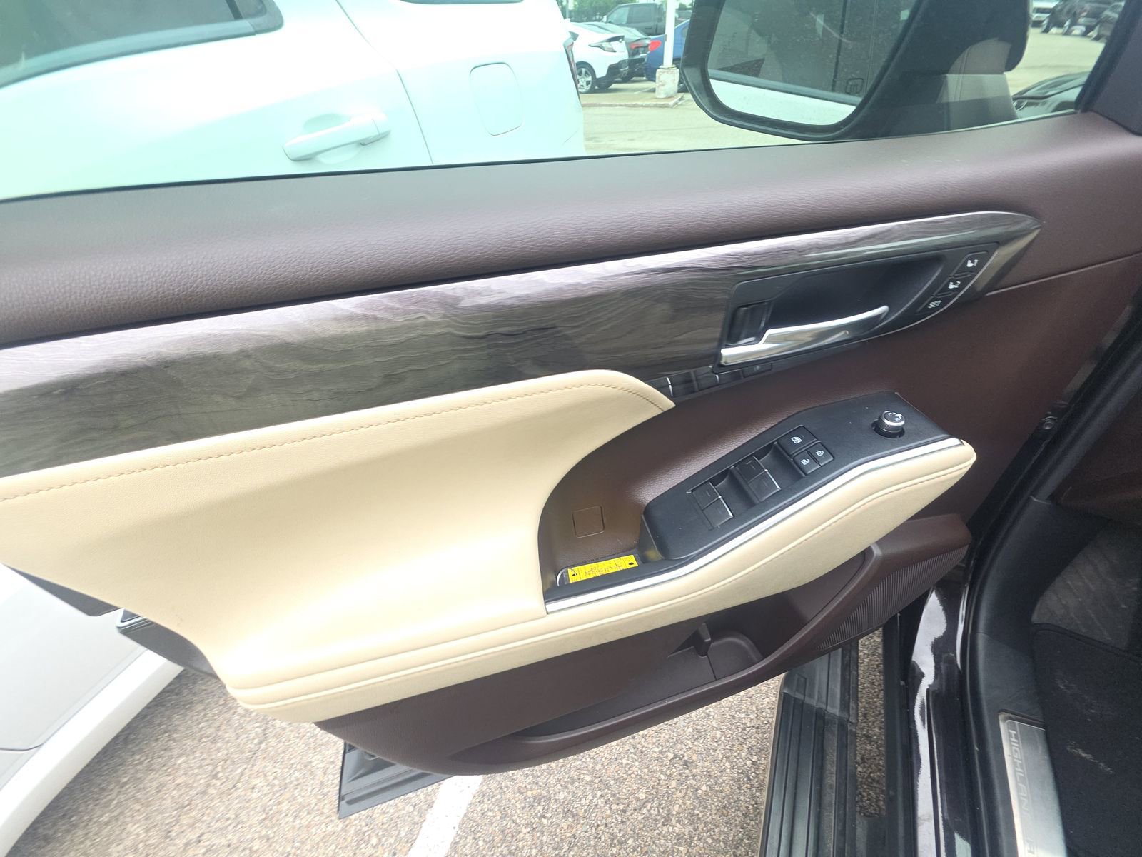 Used 2020 Toyota Highlander Platinum FWD image 18