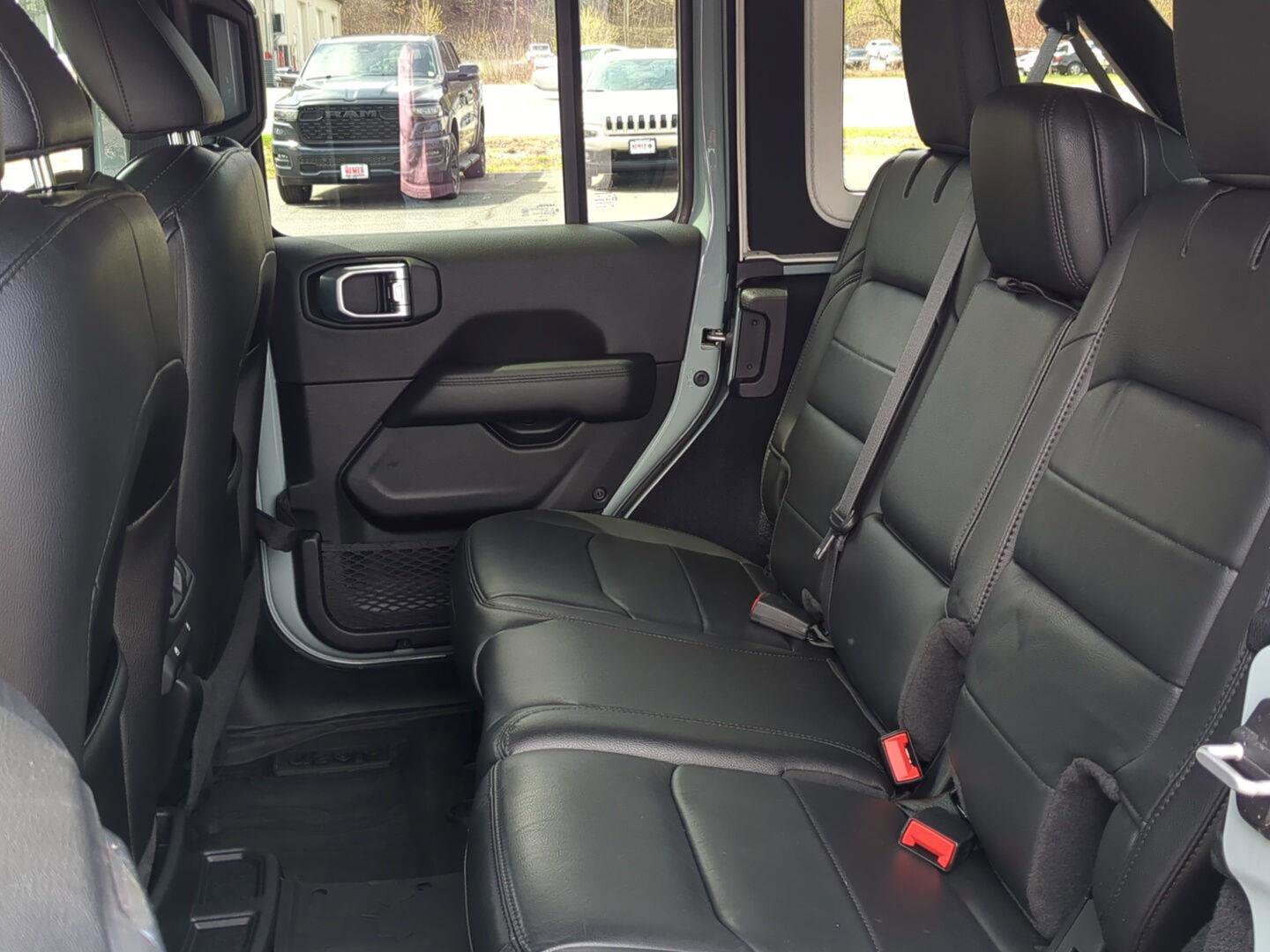 Used 2023 Jeep Wrangler Unlimited Sahara AWD/4WD image 15