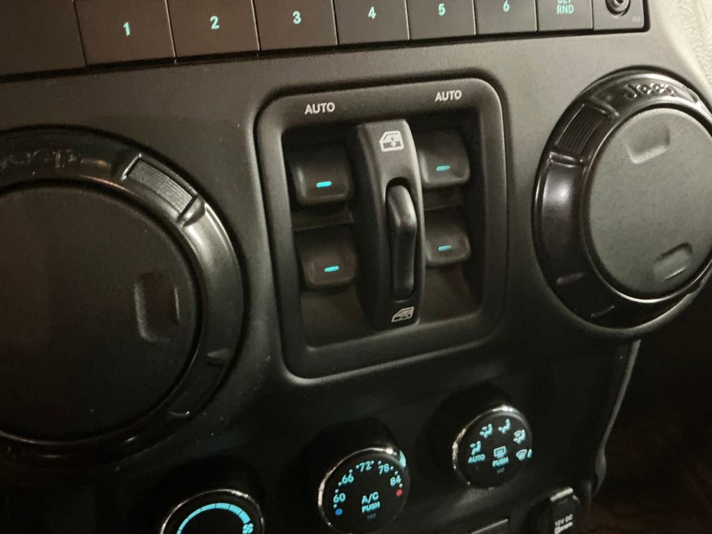 Used 2017 Jeep Wrangler Unlimited Rubicon image 12