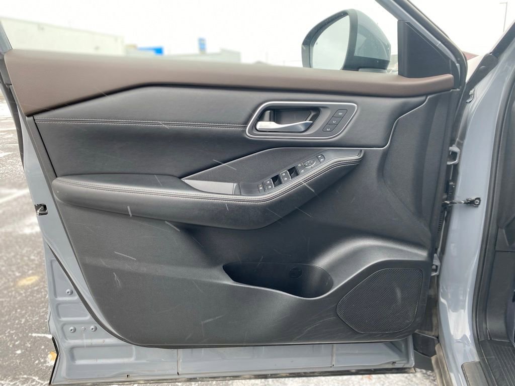 Used 2023 Nissan Rogue Platinum w/ Platinum Premium Package image 19