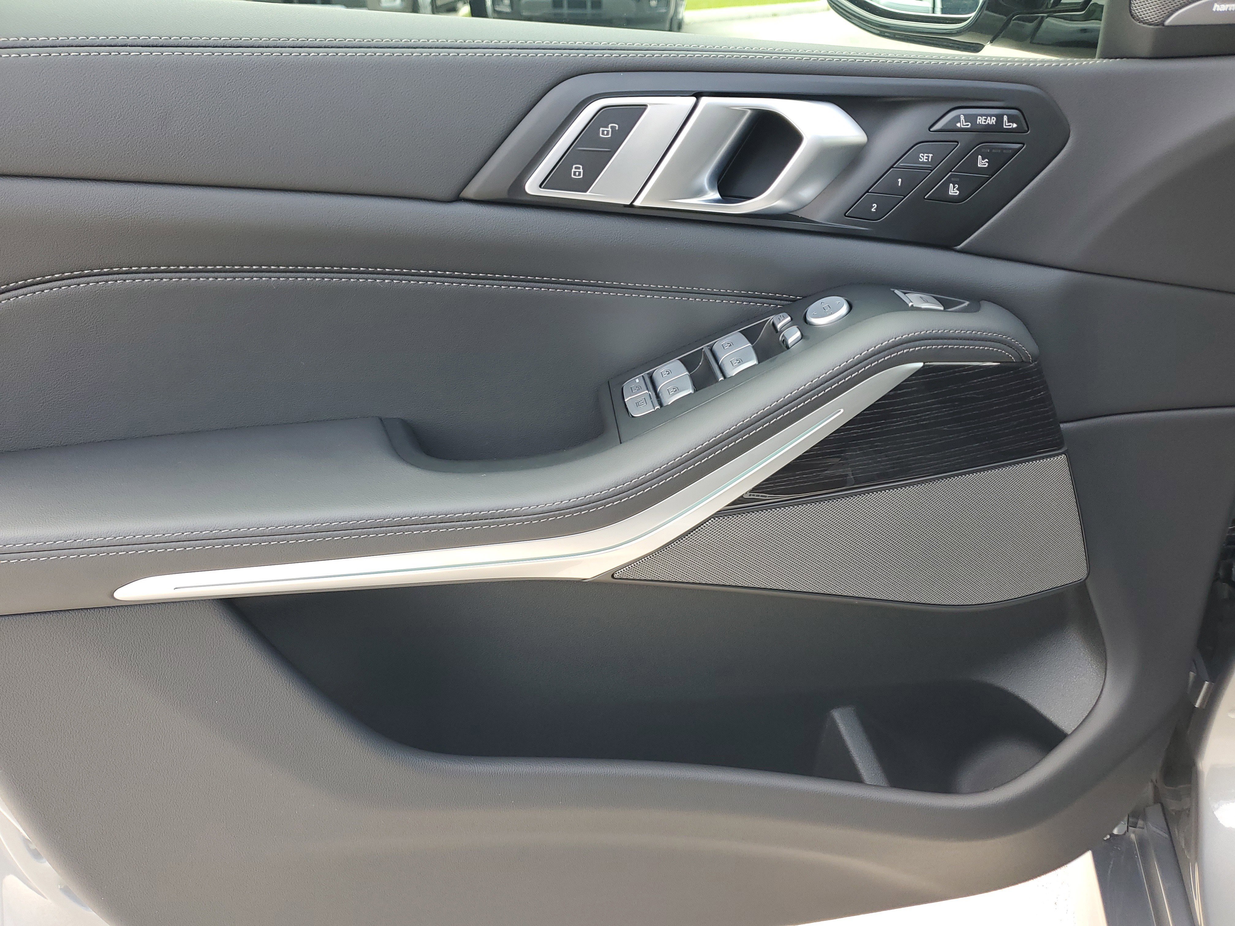 Used 2025 BMW X7 M60i w/ Executive Package image 28