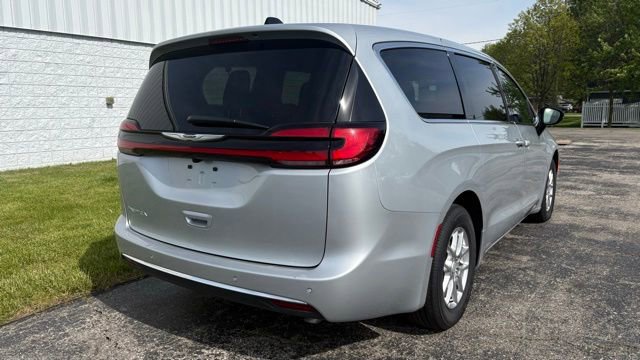 Used 2026 Chrysler Pacifica Select FWD image 15