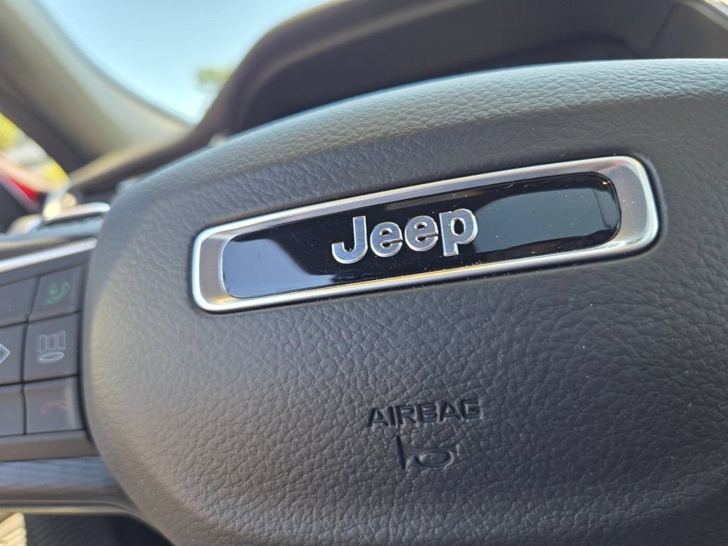 Used 2025 Jeep Grand Cherokee Altitude AWD/4WD image 19