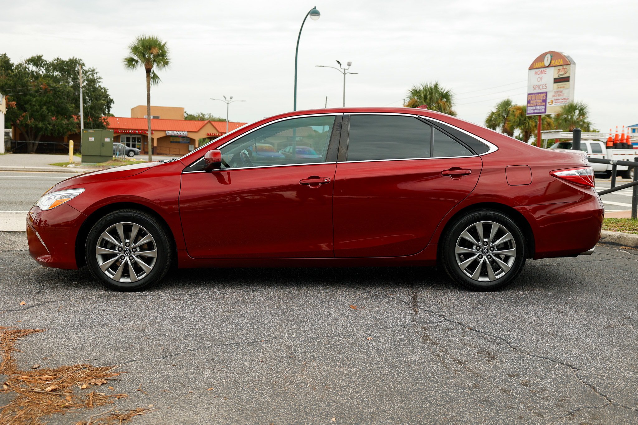 Used 2017 Toyota Camry XLE w/ Advanced Technology Package FWD image 4