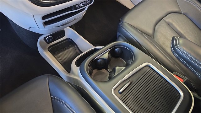 Used 2024 Chrysler Pacifica Select image 24
