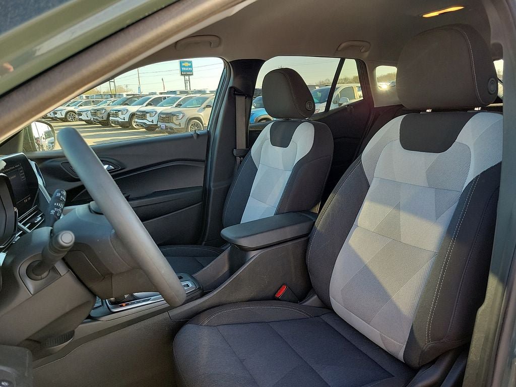Used 2025 Chevrolet Trax LS w/ LS Convenience Package FWD image 11