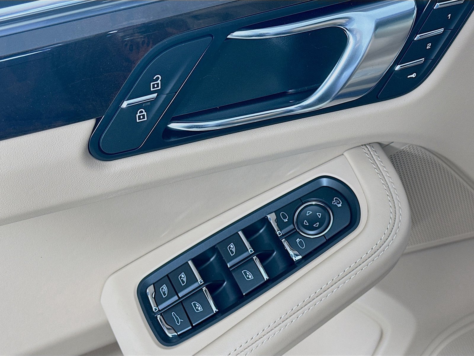 New 2026 Porsche Macan AWD/4WD image 17
