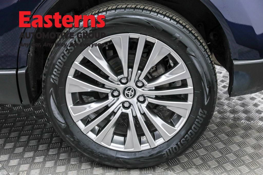 Used 2023 Toyota Venza XLE image 34