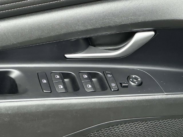 Used 2024 Hyundai Elantra Limited FWD image 16